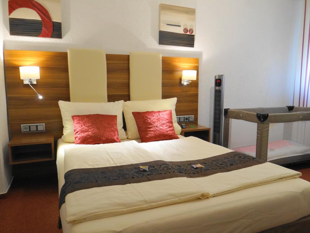 Hotel Schuetzenhof Spa Garden Buerstadt ภายนอก รูปภาพ