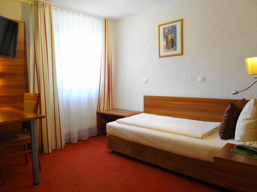 Hotel Schuetzenhof Spa Garden Buerstadt ภายนอก รูปภาพ